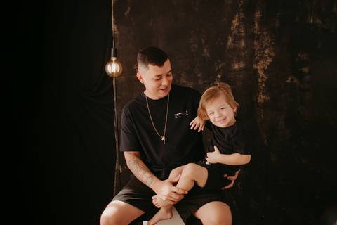 ensaio dia dos pais ; especial dia das pais; sessão em campo grande; ensaio fotografico; estudio em campo grande; fotografa ; familia; fotos de familia campo grande; pai ; cenario preto estudio; pai e filho; '