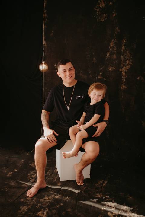 ensaio dia dos pais ; especial dia das pais; sessão em campo grande; ensaio fotografico; estudio em campo grande; fotografa ; familia; fotos de familia campo grande; pai ; cenario preto estudio; pai e filho; '