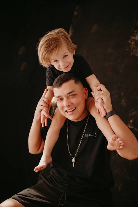 ensaio dia dos pais ; especial dia das pais; sessão em campo grande; ensaio fotografico; estudio em campo grande; fotografa ; familia; fotos de familia campo grande; pai ; cenario preto estudio; pai e filho; '