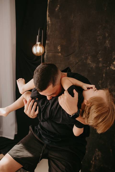 ensaio dia dos pais ; especial dia das pais; sessão em campo grande; ensaio fotografico; estudio em campo grande; fotografa ; familia; fotos de familia campo grande; pai ; cenario preto estudio; pai e filho; '