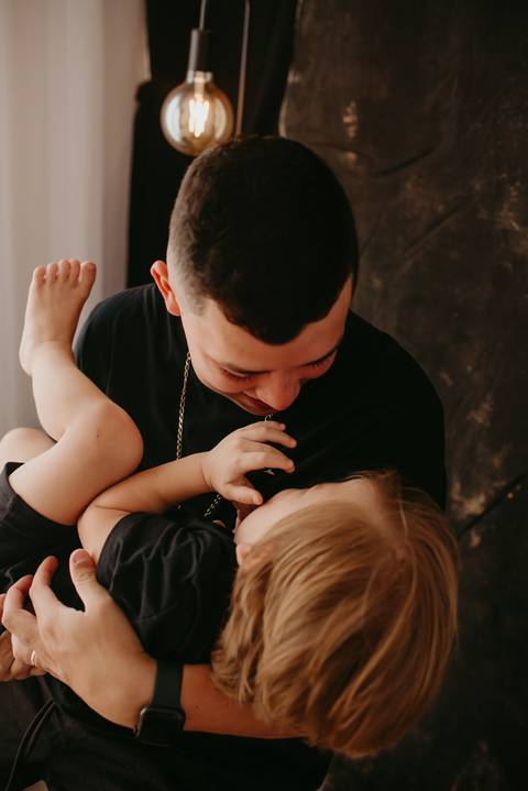 ensaio dia dos pais ; especial dia das pais; sessão em campo grande; ensaio fotografico; estudio em campo grande; fotografa ; familia; fotos de familia campo grande; pai ; cenario preto estudio; pai e filho; '