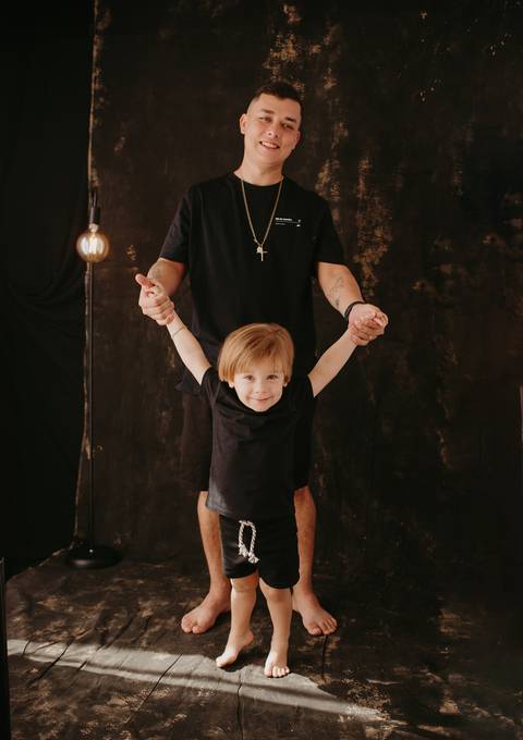 ensaio dia dos pais ; especial dia das pais; sessão em campo grande; ensaio fotografico; estudio em campo grande; fotografa ; familia; fotos de familia campo grande; pai ; cenario preto estudio; pai e filho; '