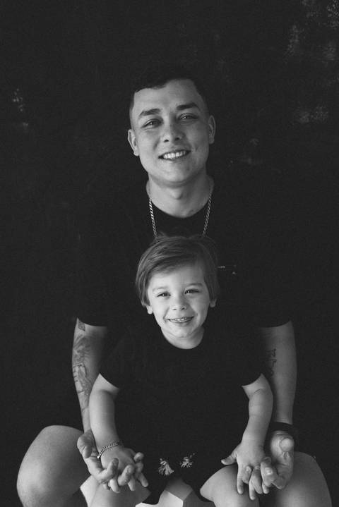 ensaio dia dos pais ; especial dia das pais; sessão em campo grande; ensaio fotografico; estudio em campo grande; fotografa ; familia; fotos de familia campo grande; pai ; cenario preto estudio; pai e filho; '