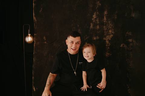 ensaio dia dos pais ; especial dia das pais; sessão em campo grande; ensaio fotografico; estudio em campo grande; fotografa ; familia; fotos de familia campo grande; pai ; cenario preto estudio; pai e filho; '