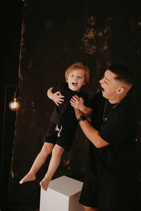 ensaio dia dos pais ; especial dia das pais; sessão em campo grande; ensaio fotografico; estudio em campo grande; fotografa ; familia; fotos de familia campo grande; pai ; cenario preto estudio; pai e filho; '