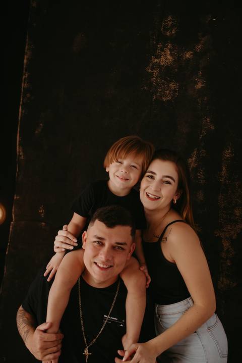 ensaio dia dos pais ; especial dia das pais; sessão em campo grande; ensaio fotografico; estudio em campo grande; fotografa ; familia; fotos de familia campo grande; pai ; cenario preto estudio; pai e filho; '