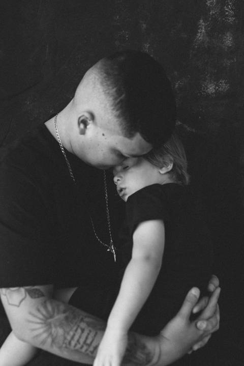 ensaio dia dos pais ; especial dia das pais; sessão em campo grande; ensaio fotografico; estudio em campo grande; fotografa ; familia; fotos de familia campo grande; pai ; cenario preto estudio; pai e filho; '