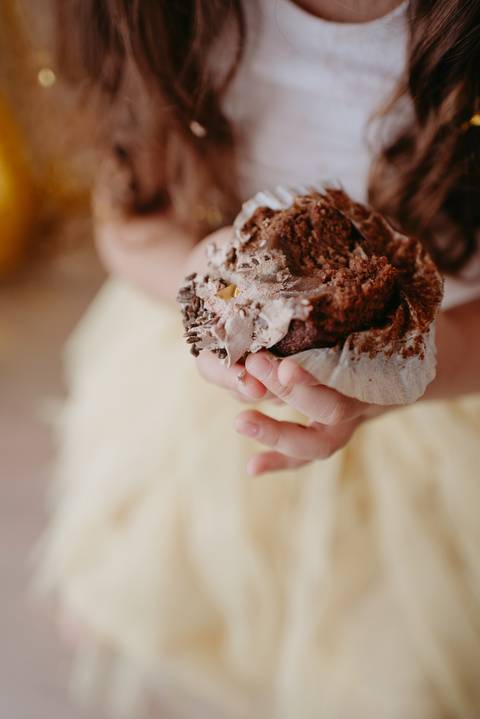 ensaio criança; ensaio 5 anos; ensaio menina; balao; ensaio no estudio; fotos com balão dourado; fotos com confete; ensaio com confete; ensaio divertido; ensaio para criança'