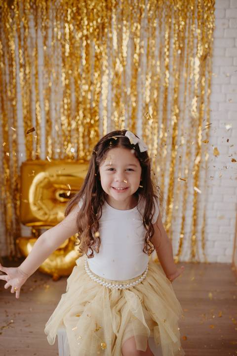 ensaio criança; ensaio 5 anos; ensaio menina; balao; ensaio no estudio; fotos com balão dourado; fotos com confete; ensaio com confete; ensaio divertido; ensaio para criança'