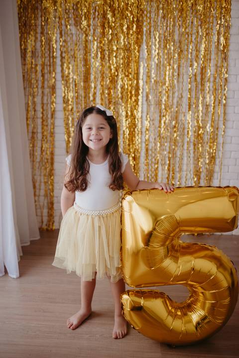 ensaio criança; ensaio 5 anos; ensaio menina; balao; ensaio no estudio; fotos com balão dourado; fotos com confete; ensaio com confete; ensaio divertido; ensaio para criança'