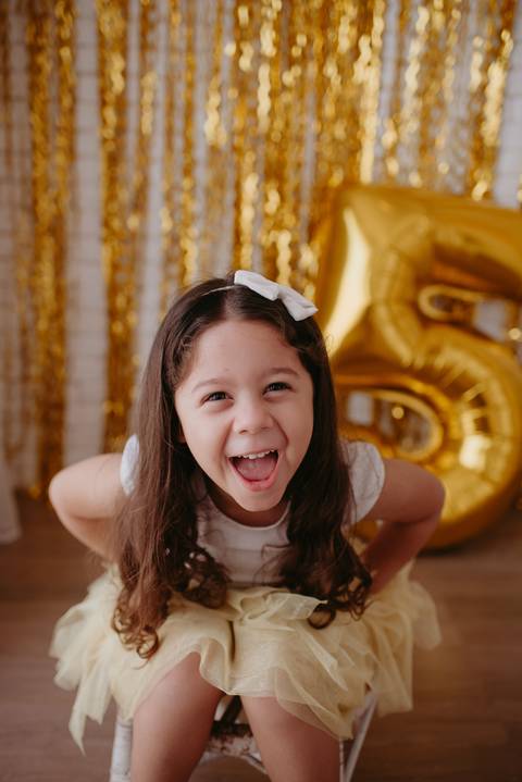 ensaio criança; ensaio 5 anos; ensaio menina; balao; ensaio no estudio; fotos com balão dourado; fotos com confete; ensaio com confete; ensaio divertido; ensaio para criança'