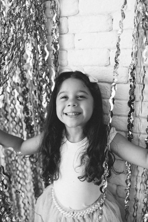 ensaio criança; ensaio 5 anos; ensaio menina; balao; ensaio no estudio; fotos com balão dourado; fotos com confete; ensaio com confete; ensaio divertido; ensaio para criança'