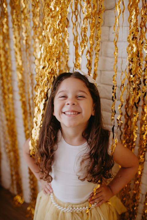 ensaio criança; ensaio 5 anos; ensaio menina; balao; ensaio no estudio; fotos com balão dourado; fotos com confete; ensaio com confete; ensaio divertido; ensaio para criança'