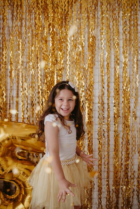 ensaio criança; ensaio 5 anos; ensaio menina; balao; ensaio no estudio; fotos com balão dourado; fotos com confete; ensaio com confete; ensaio divertido; ensaio para criança'