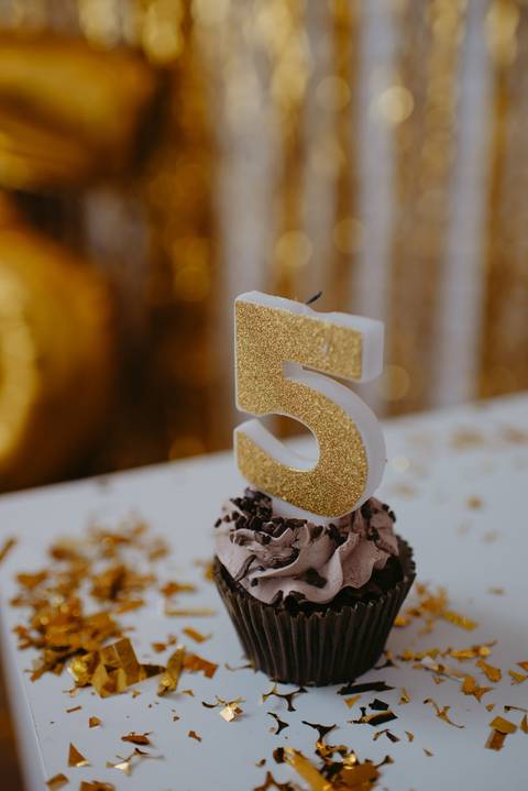 ensaio criança; ensaio 5 anos; ensaio menina; balao; ensaio no estudio; fotos com balão dourado; fotos com confete; ensaio com confete; ensaio divertido; ensaio para criança'