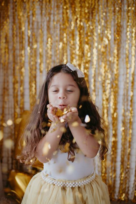ensaio criança; ensaio 5 anos; ensaio menina; balao; ensaio no estudio; fotos com balão dourado; fotos com confete; ensaio com confete; ensaio divertido; ensaio para criança'