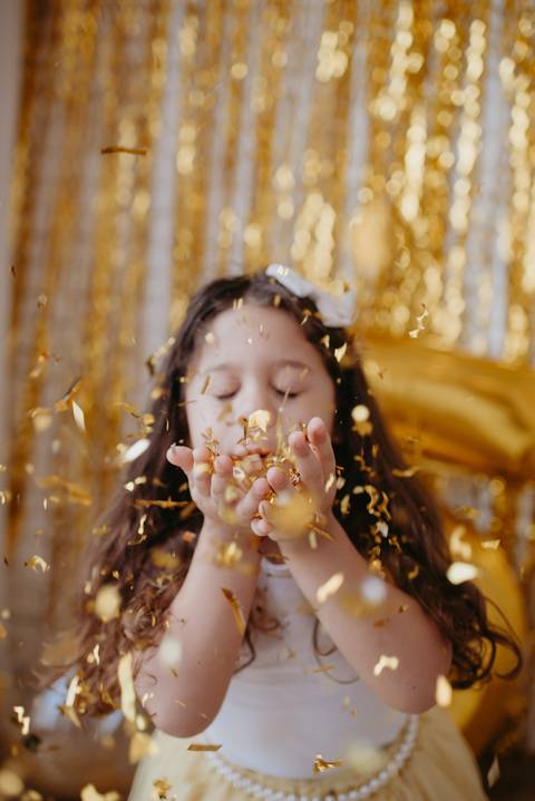 ensaio criança; ensaio 5 anos; ensaio menina; balao; ensaio no estudio; fotos com balão dourado; fotos com confete; ensaio com confete; ensaio divertido; ensaio para criança'