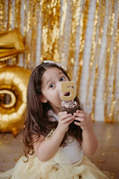 ensaio criança; ensaio 5 anos; ensaio menina; balao; ensaio no estudio; fotos com balão dourado; fotos com confete; ensaio com confete; ensaio divertido; ensaio para criança'