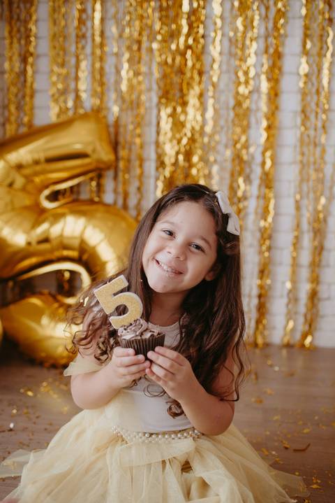 ensaio criança; ensaio 5 anos; ensaio menina; balao; ensaio no estudio; fotos com balão dourado; fotos com confete; ensaio com confete; ensaio divertido; ensaio para criança'