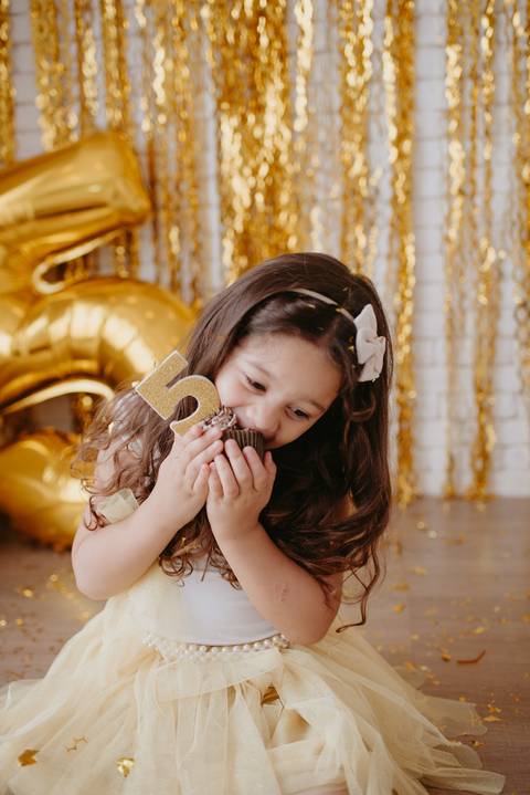 ensaio criança; ensaio 5 anos; ensaio menina; balao; ensaio no estudio; fotos com balão dourado; fotos com confete; ensaio com confete; ensaio divertido; ensaio para criança'