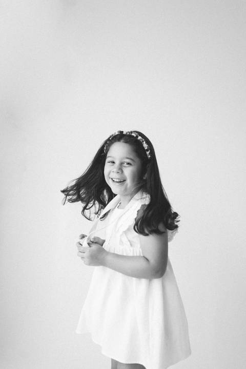 ensaio criança; ensaio 5 anos; ensaio menina; balao; ensaio no estudio; fotos com balão dourado; fotos com confete; ensaio com confete; ensaio divertido; ensaio para criança'