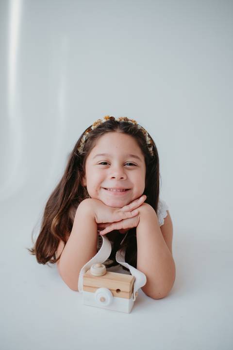 ensaio criança; ensaio 5 anos; ensaio menina; balao; ensaio no estudio; fotos com balão dourado; fotos com confete; ensaio com confete; ensaio divertido; ensaio para criança'