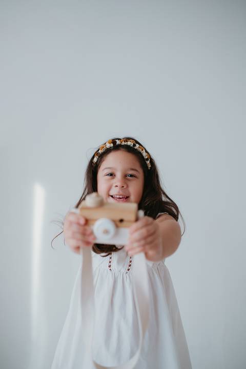 ensaio criança; ensaio 5 anos; ensaio menina; balao; ensaio no estudio; fotos com balão dourado; fotos com confete; ensaio com confete; ensaio divertido; ensaio para criança'