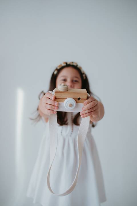 ensaio criança; ensaio 5 anos; ensaio menina; balao; ensaio no estudio; fotos com balão dourado; fotos com confete; ensaio com confete; ensaio divertido; ensaio para criança'