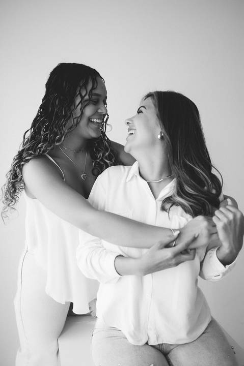 ensaio mae e filha; ensaio jeans; ensaio mulheres; ensaio minimalista; fundo branco e jeans; ensaio familia'