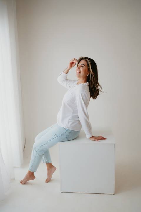 ensaio mae e filha; ensaio jeans; ensaio mulheres; ensaio minimalista; fundo branco e jeans; ensaio familia'