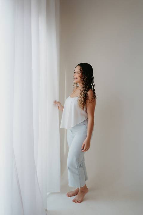 ensaio mae e filha; ensaio jeans; ensaio mulheres; ensaio minimalista; fundo branco e jeans; ensaio familia'