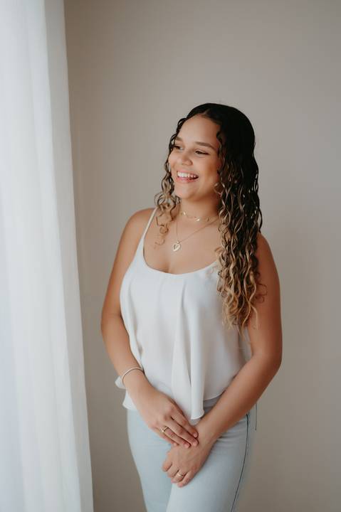 ensaio mae e filha; ensaio jeans; ensaio mulheres; ensaio minimalista; fundo branco e jeans; ensaio familia'