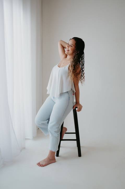 ensaio mae e filha; ensaio jeans; ensaio mulheres; ensaio minimalista; fundo branco e jeans; ensaio familia'