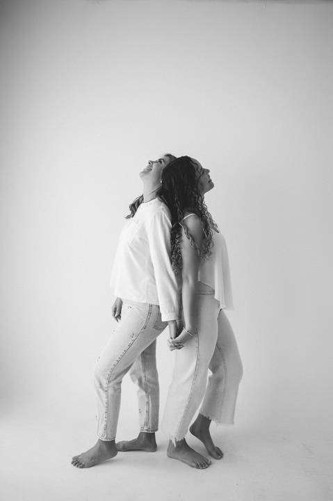 ensaio mae e filha; ensaio jeans; ensaio mulheres; ensaio minimalista; fundo branco e jeans; ensaio familia'