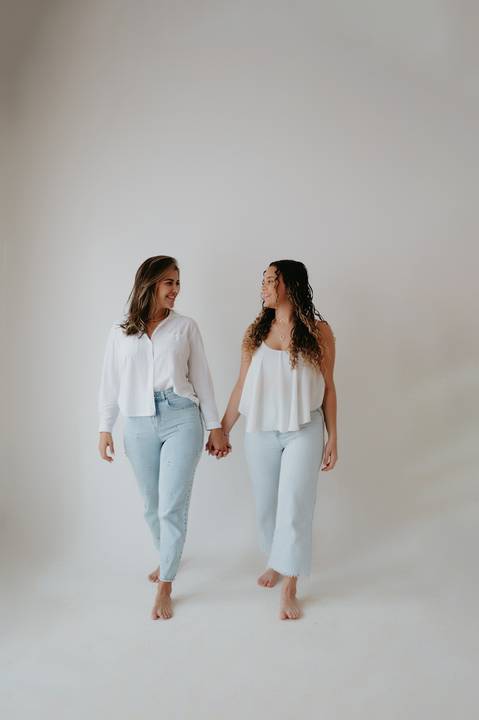 ensaio mae e filha; ensaio jeans; ensaio mulheres; ensaio minimalista; fundo branco e jeans; ensaio familia'