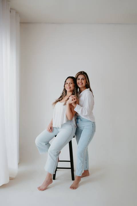 ensaio mae e filha; ensaio jeans; ensaio mulheres; ensaio minimalista; fundo branco e jeans; ensaio familia'