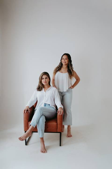 ensaio mae e filha; ensaio jeans; ensaio mulheres; ensaio minimalista; fundo branco e jeans; ensaio familia'