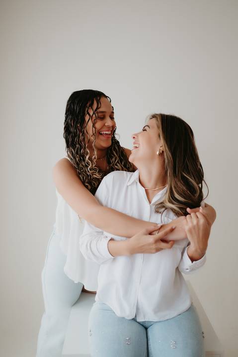 ensaio mae e filha; ensaio jeans; ensaio mulheres; ensaio minimalista; fundo branco e jeans; ensaio familia'