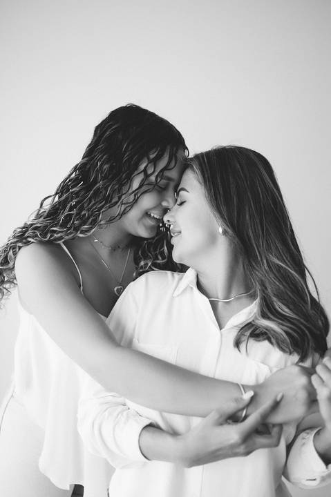 ensaio mae e filha; ensaio jeans; ensaio mulheres; ensaio minimalista; fundo branco e jeans; ensaio familia'