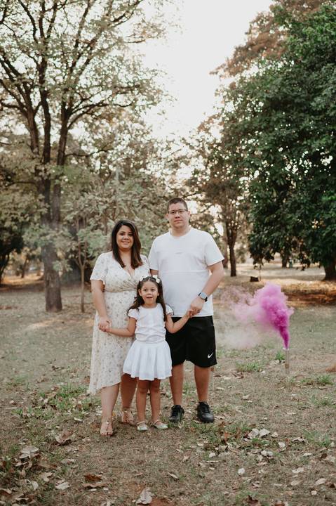 #ensaiorevelação ; Franciele Duailibi Fotograifa; fotografo em campo grande; ensaio revelação com fumaça; fumaça colorida; revelação com fumaça; cha revelação externo; revelação com irmã; ensaio familia. fotos campo grande; bosque da paz; fotografo '