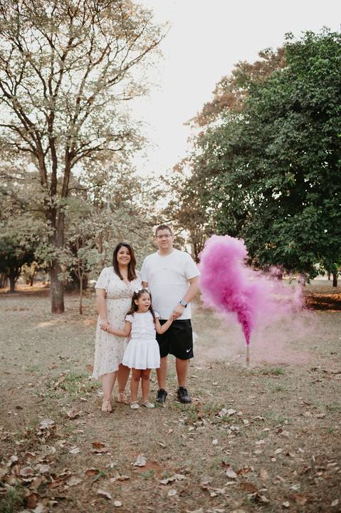 #ensaiorevelação ; Franciele Duailibi Fotograifa; fotografo em campo grande; ensaio revelação com fumaça; fumaça colorida; revelação com fumaça; cha revelação externo; revelação com irmã; ensaio familia. fotos campo grande; bosque da paz; fotografo '