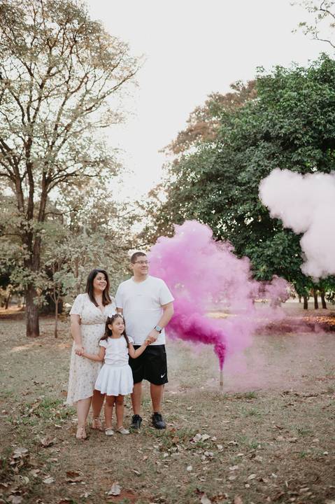 #ensaiorevelação ; Franciele Duailibi Fotograifa; fotografo em campo grande; ensaio revelação com fumaça; fumaça colorida; revelação com fumaça; cha revelação externo; revelação com irmã; ensaio familia. fotos campo grande; bosque da paz; fotografo '