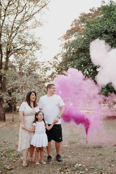 #ensaiorevelação ; Franciele Duailibi Fotograifa; fotografo em campo grande; ensaio revelação com fumaça; fumaça colorida; revelação com fumaça; cha revelação externo; revelação com irmã; ensaio familia. fotos campo grande; bosque da paz; fotografo '