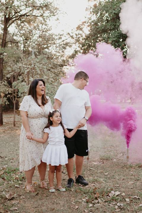 #ensaiorevelação ; Franciele Duailibi Fotograifa; fotografo em campo grande; ensaio revelação com fumaça; fumaça colorida; revelação com fumaça; cha revelação externo; revelação com irmã; ensaio familia. fotos campo grande; bosque da paz; fotografo '
