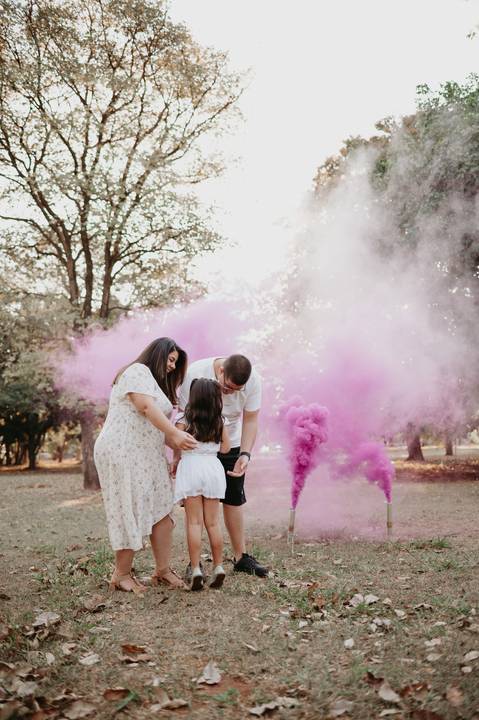 #ensaiorevelação ; Franciele Duailibi Fotograifa; fotografo em campo grande; ensaio revelação com fumaça; fumaça colorida; revelação com fumaça; cha revelação externo; revelação com irmã; ensaio familia. fotos campo grande; bosque da paz; fotografo '