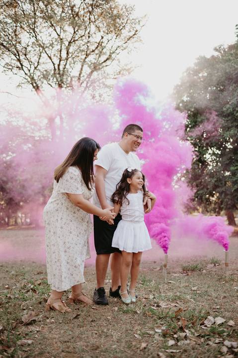 #ensaiorevelação ; Franciele Duailibi Fotograifa; fotografo em campo grande; ensaio revelação com fumaça; fumaça colorida; revelação com fumaça; cha revelação externo; revelação com irmã; ensaio familia. fotos campo grande; bosque da paz; fotografo '