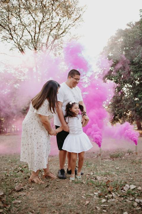 #ensaiorevelação ; Franciele Duailibi Fotograifa; fotografo em campo grande; ensaio revelação com fumaça; fumaça colorida; revelação com fumaça; cha revelação externo; revelação com irmã; ensaio familia. fotos campo grande; bosque da paz; fotografo '