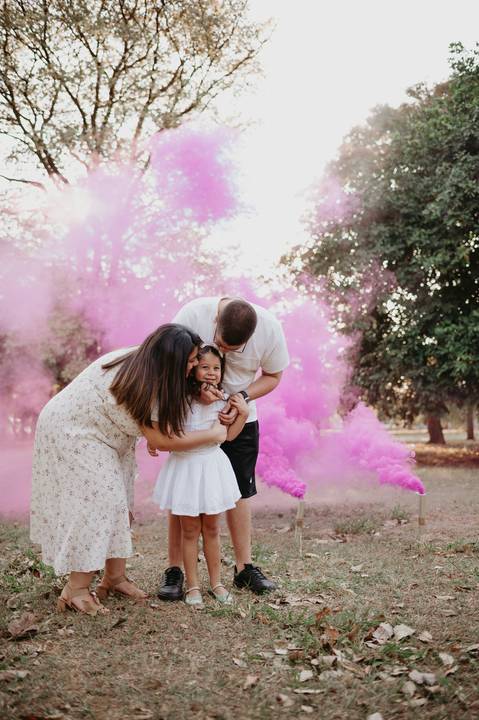 #ensaiorevelação ; Franciele Duailibi Fotograifa; fotografo em campo grande; ensaio revelação com fumaça; fumaça colorida; revelação com fumaça; cha revelação externo; revelação com irmã; ensaio familia. fotos campo grande; bosque da paz; fotografo '