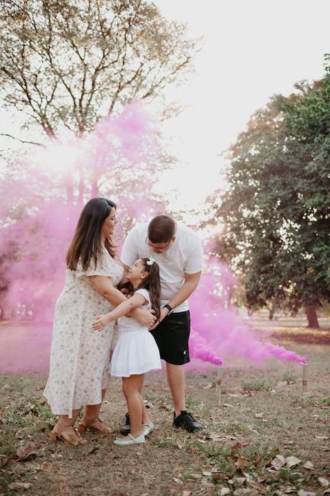 #ensaiorevelação ; Franciele Duailibi Fotograifa; fotografo em campo grande; ensaio revelação com fumaça; fumaça colorida; revelação com fumaça; cha revelação externo; revelação com irmã; ensaio familia. fotos campo grande; bosque da paz; fotografo '