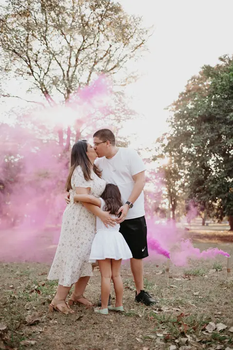 #ensaiorevelação ; Franciele Duailibi Fotograifa; fotografo em campo grande; ensaio revelação com fumaça; fumaça colorida; revelação com fumaça; cha revelação externo; revelação com irmã; ensaio familia. fotos campo grande; bosque da paz; fotografo '
